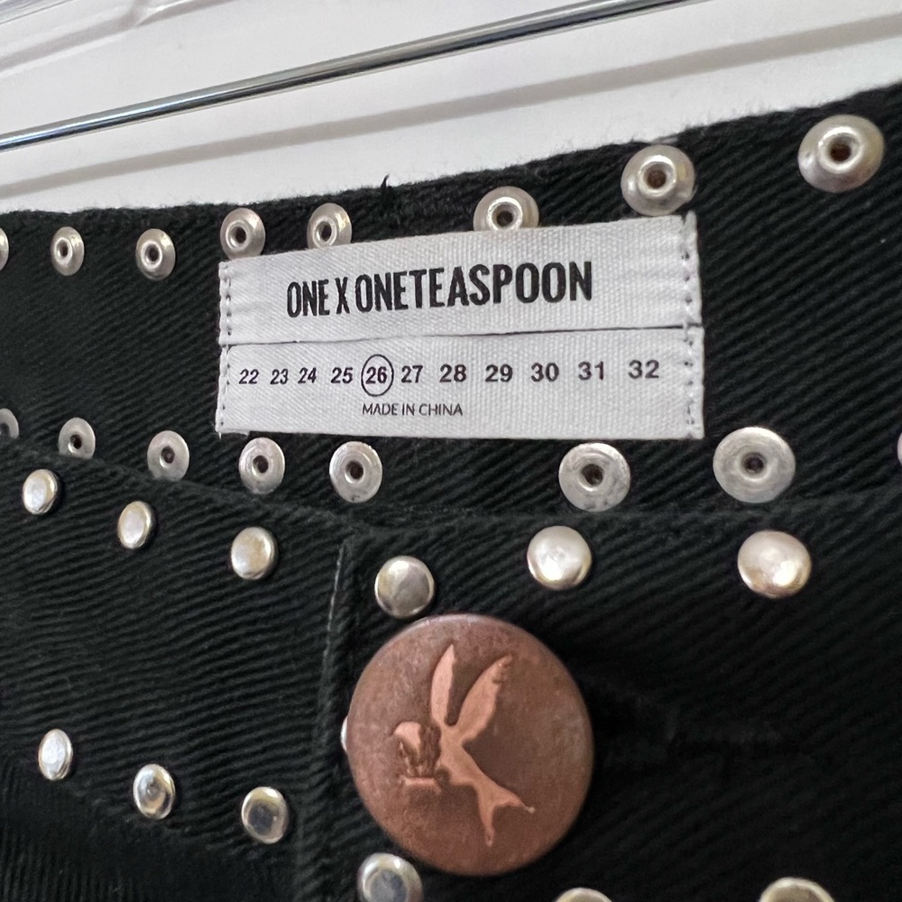 One Teaspoon Bandits Low Rise Relaxed Black Denim Floral Embroidered Shorts 26 - Picture 4 of 11